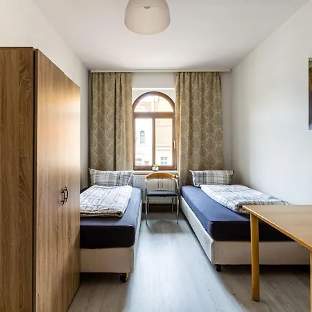 Ein In Einer 2-zimmer-wohnung In Mit Gemeinschaftskueche Und -bad