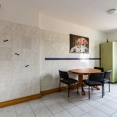 Ein In Einer 2-zimmer-wohnung In Mit Gemeinschaftskueche Und -bad בית אירוח
